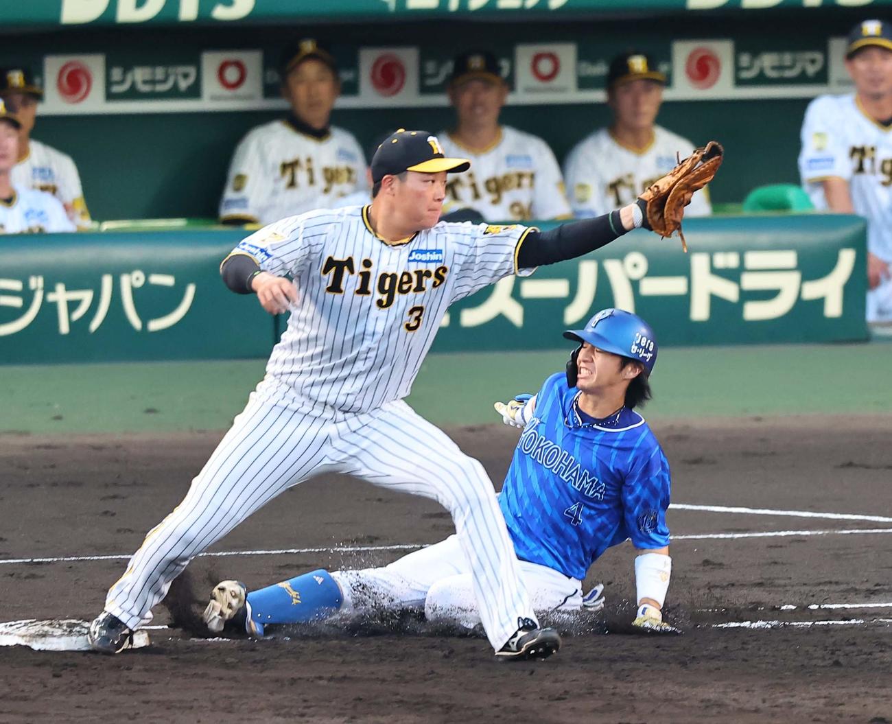 阪神対DeNA 3回表DeNA無死一塁、二ゴロの度会は一塁へ滑り込む（撮影・上田博志）
