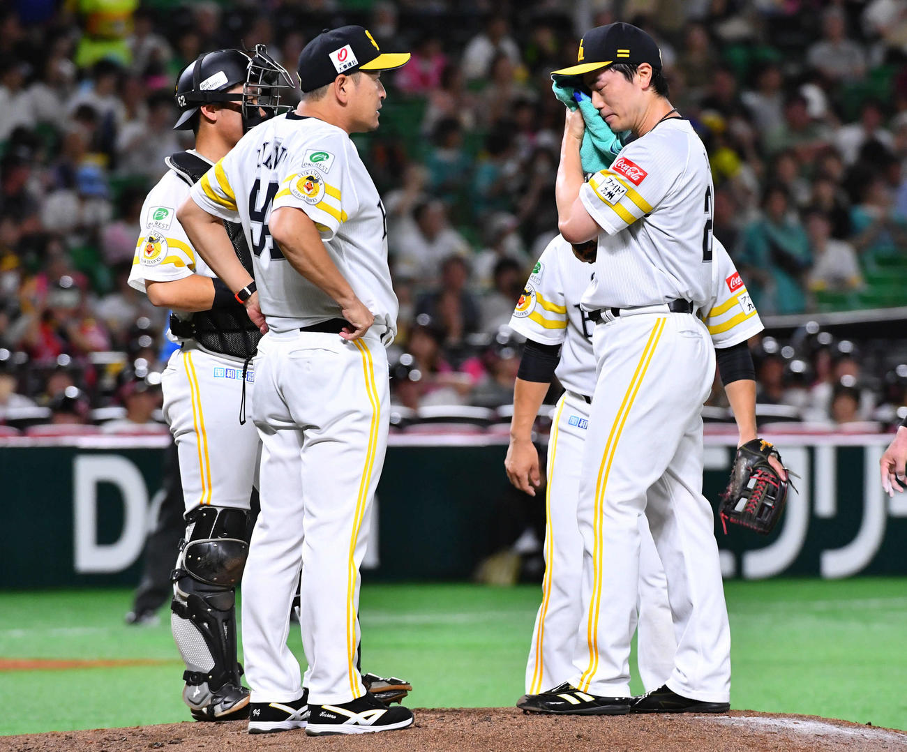 ソフトバンク対楽天　4回表楽天1死二塁、打席に黒川を迎える場面で倉野コーチ（左から2人目）から声をかけられる和田（撮影・岩下翔太）