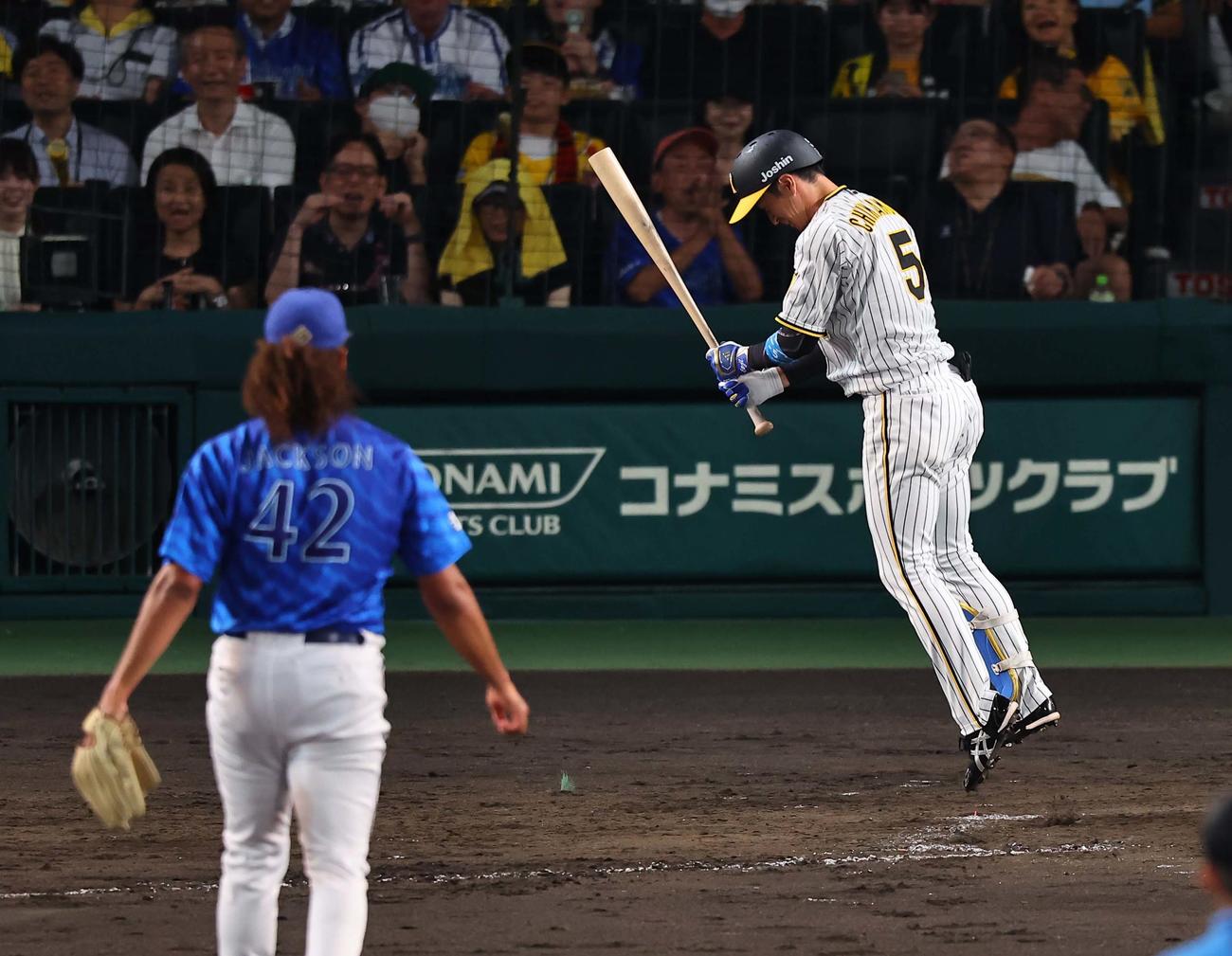 阪神対DeNA 5回裏阪神1死三塁、近本は三振に倒れる（撮影・上田博志）