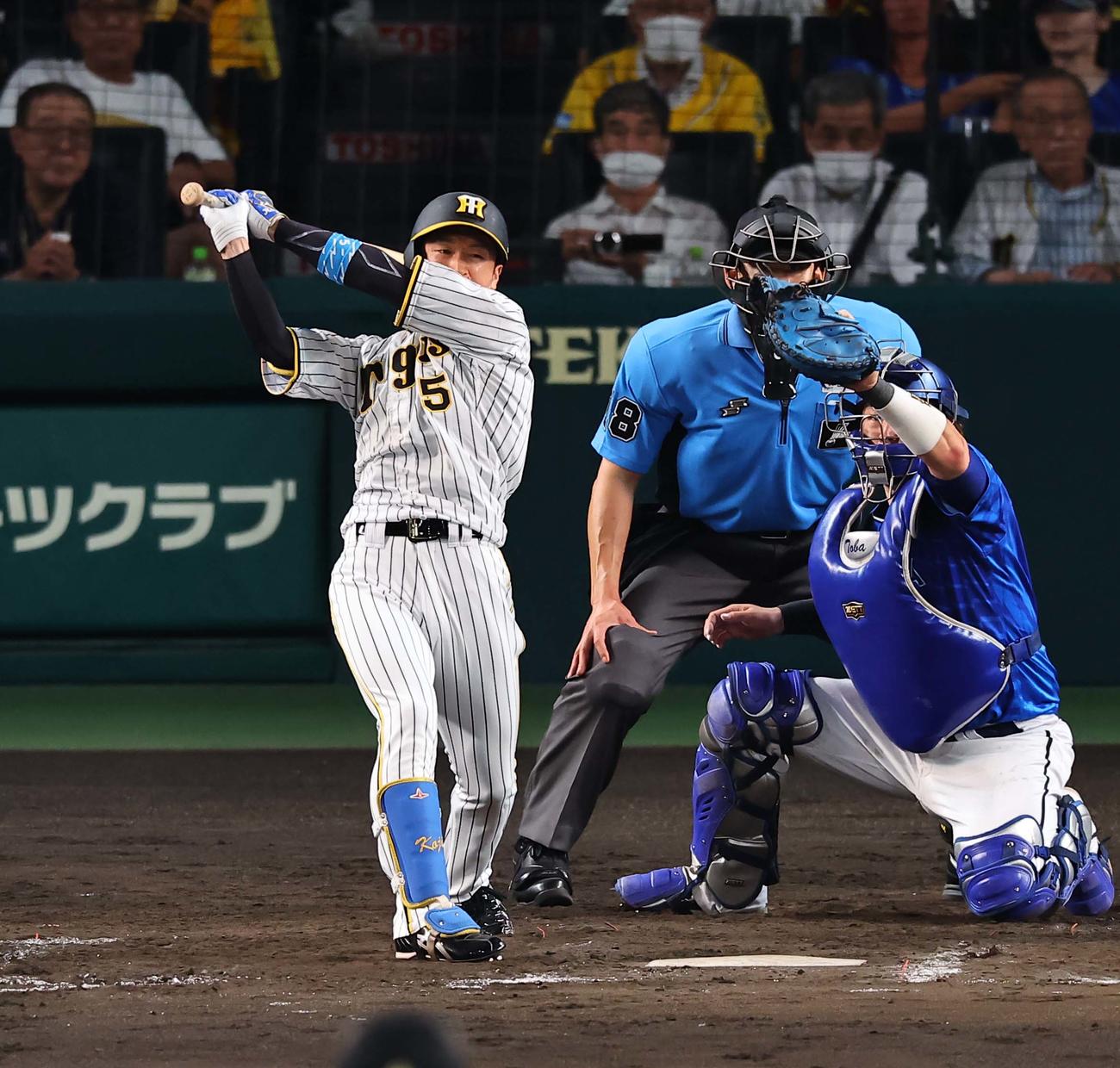 阪神対DeNA 5回裏阪神1死三塁、近本は三振に倒れる（撮影・上田博志）