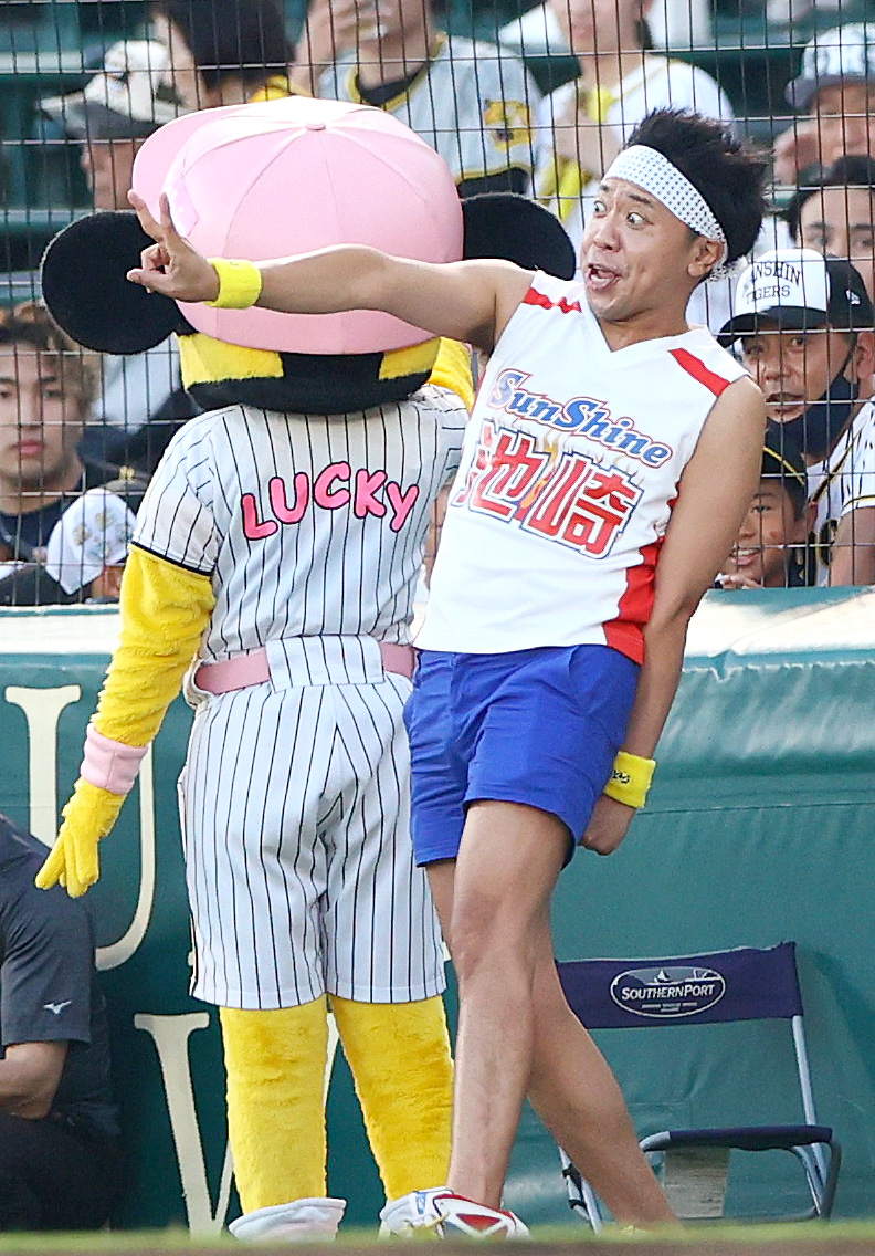 阪神対DeNA　球場を盛り上げるお笑いタレントのサンシャイン池崎（撮影・上山淳一）