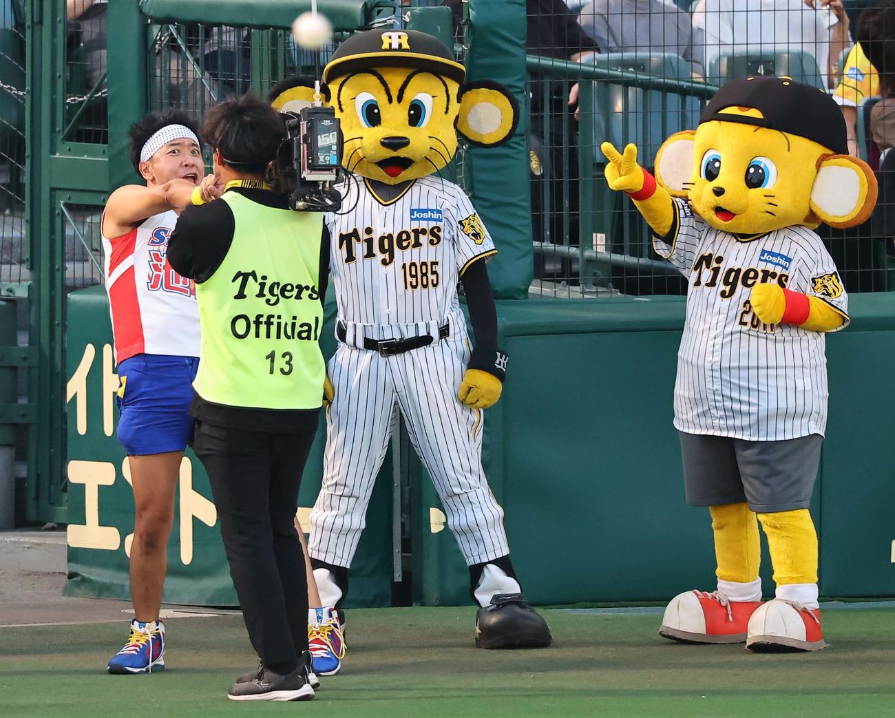阪神対DeNA　甲子園球場でパフォーマンスをするサンシャイン池崎（撮影・上田博志）