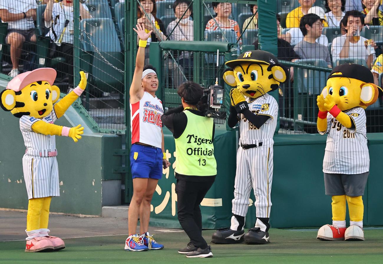 阪神対DeNA　甲子園球場でパフォーマンスをするサンシャイン池崎（撮影・上田博志）