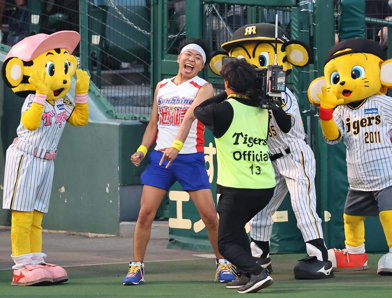 阪神対DeNA　甲子園球場でパフォーマンスをするサンシャイン池崎（撮影・上田博志）