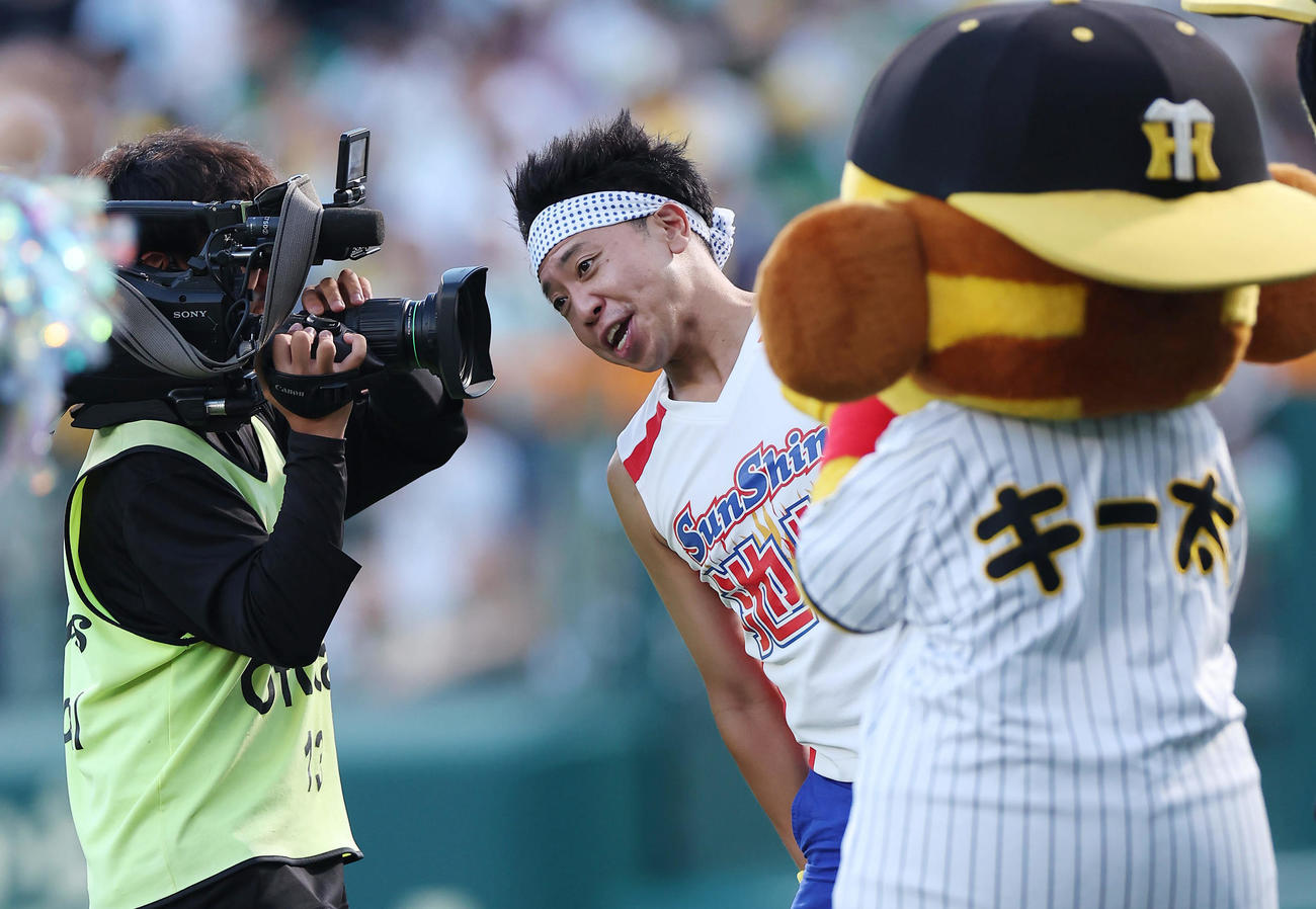 阪神対DeNA　球場を盛り上げるお笑いタレントのサンシャイン池崎（撮影・前田充）