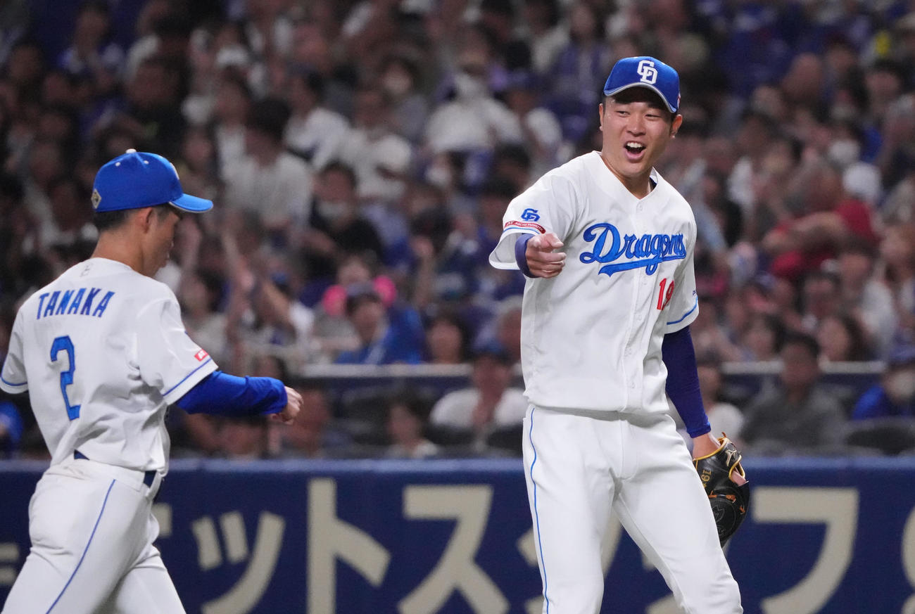 中日対広島　3回表終了、好守を見せた田中とタッチを交わす高橋宏（右）（撮影・森本幸一）