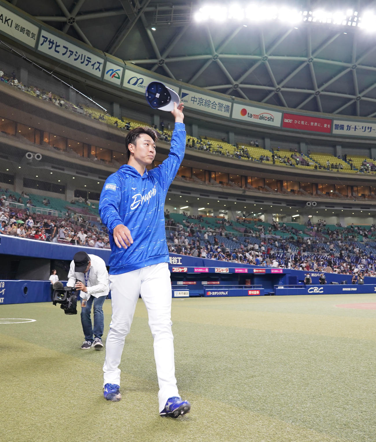 中日対広島　ファンの声援に応える高橋宏（撮影・森本幸一）