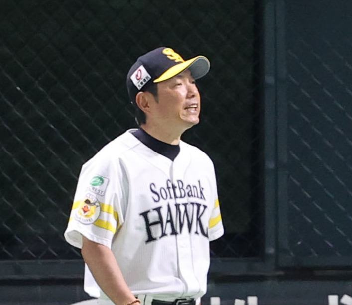 ソフトバンク対楽天　審判に選手交代を告げる小久保監督（撮影・鬼束羽瑠菜）