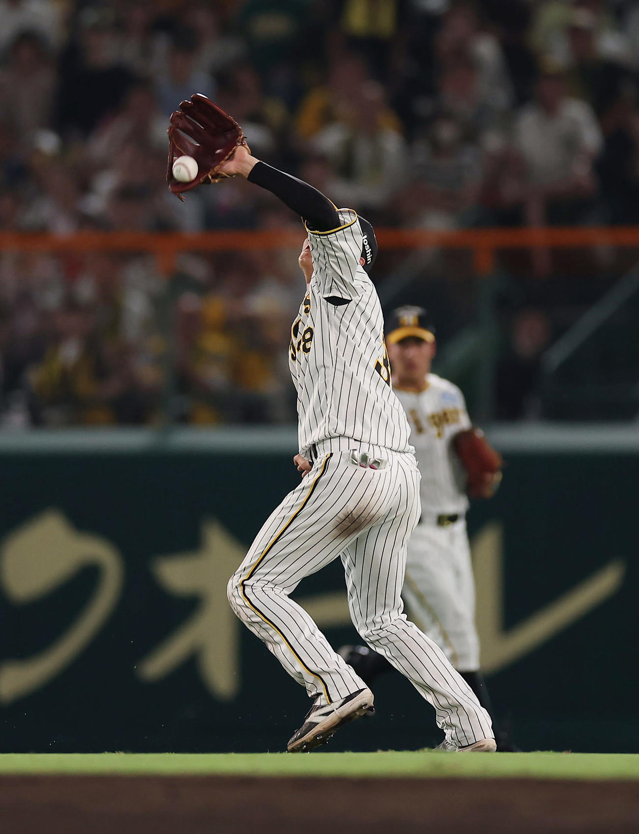 阪神対DeNA 9回表DeNA1死一塁、代打宮崎の遊飛を落球する小幡（撮影・前田充）
