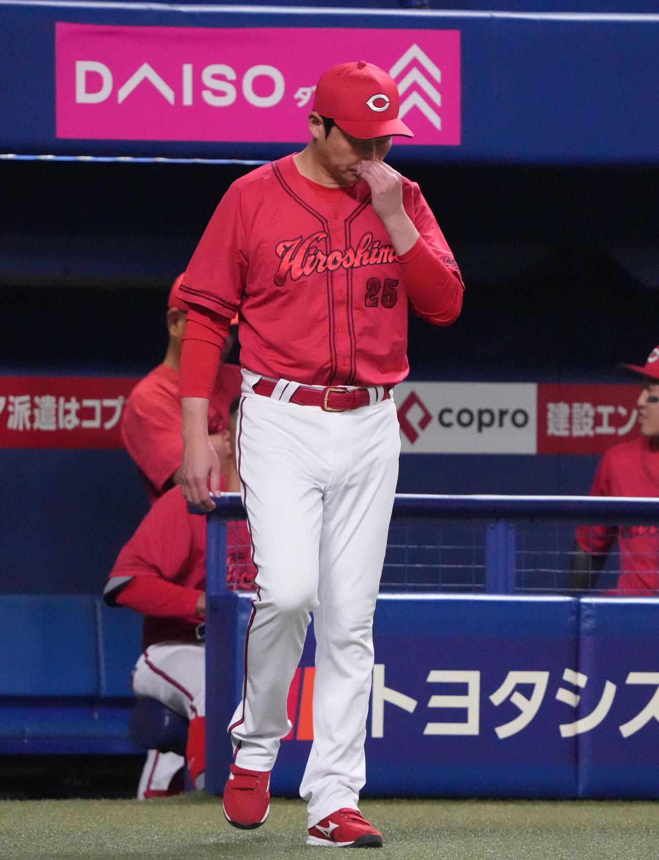 中日対広島　8回表終了、選手交代を告げる新井監督（撮影・森本幸一）