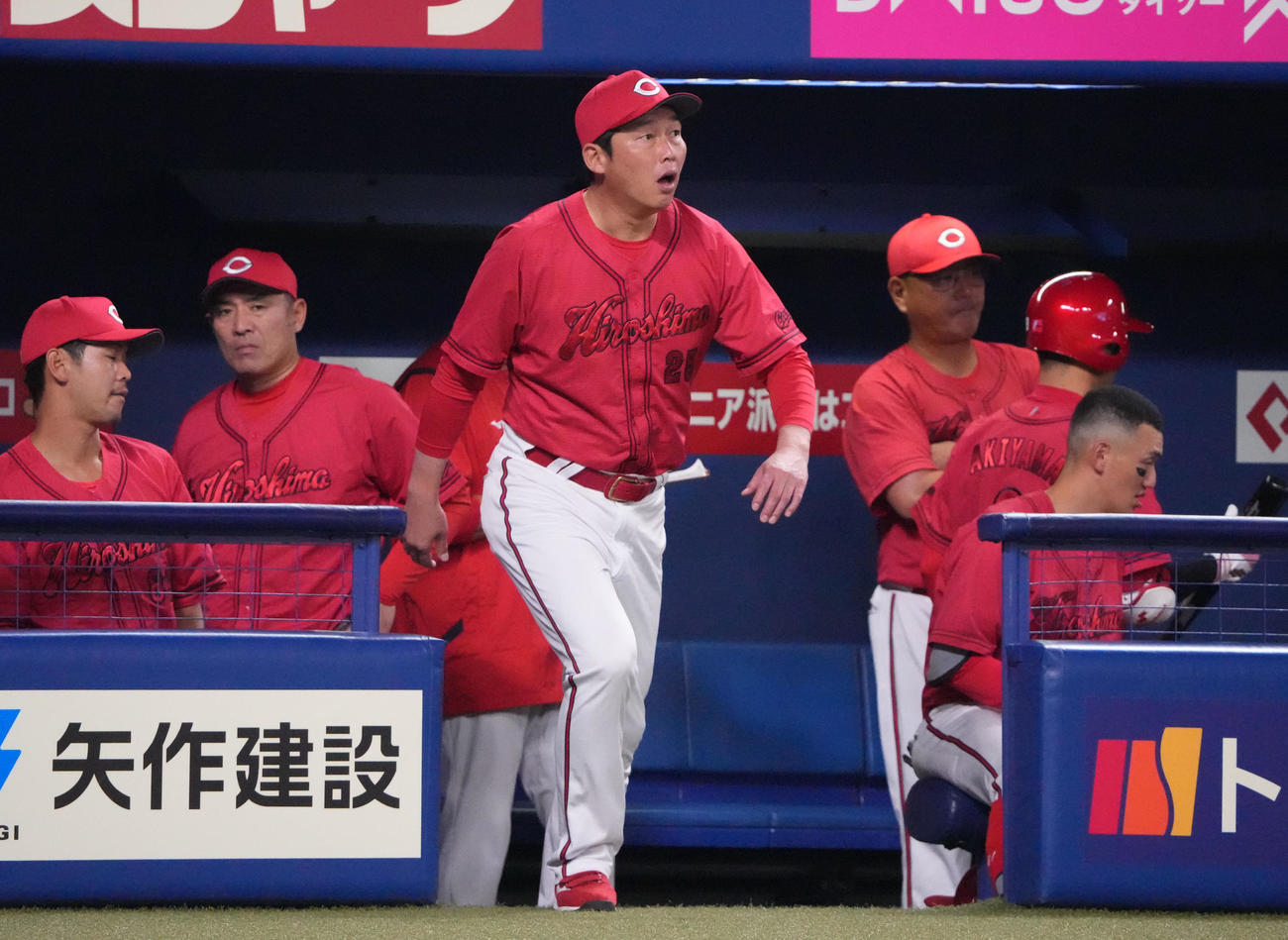 中日対広島　8回表終了、選手交代を告げる新井監督（中央）（撮影・森本幸一）