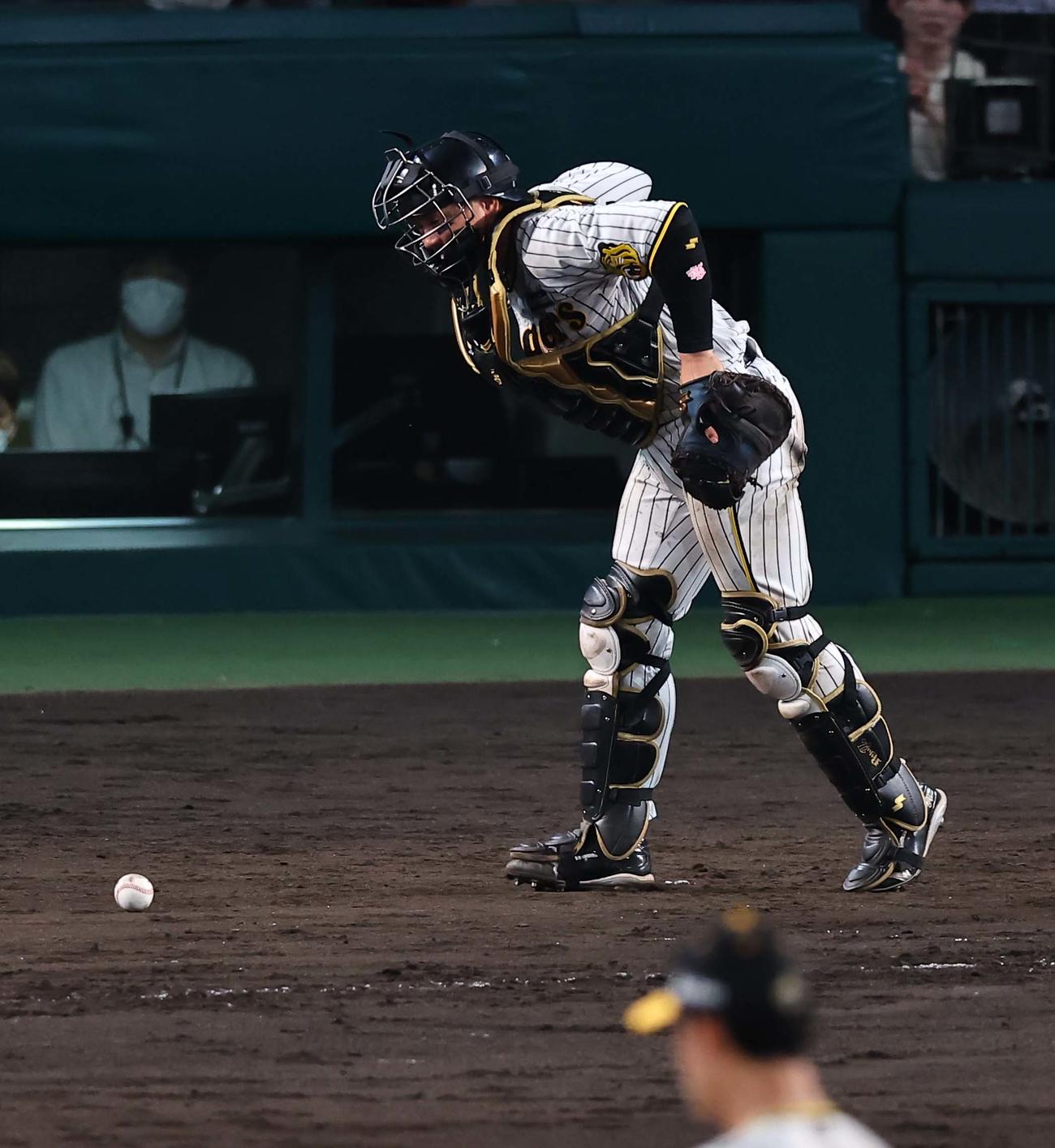 阪神対DeNA 10回表DeNA無死一塁、石井の投球を止める梅野（撮影・上田博志）