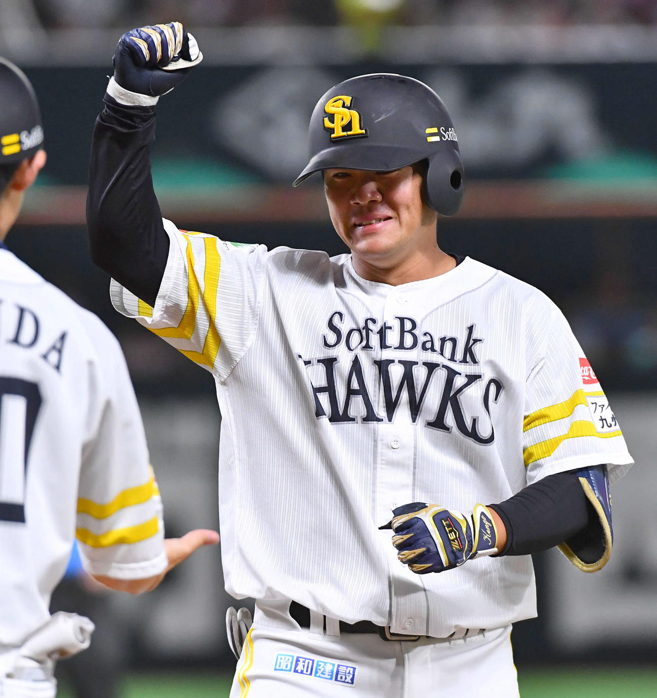 ソフトバンク対楽天　6回裏ソフトバンク1死、中前へプロ初安打を放ち、ガッツポーズする吉田（撮影・岩下翔太）