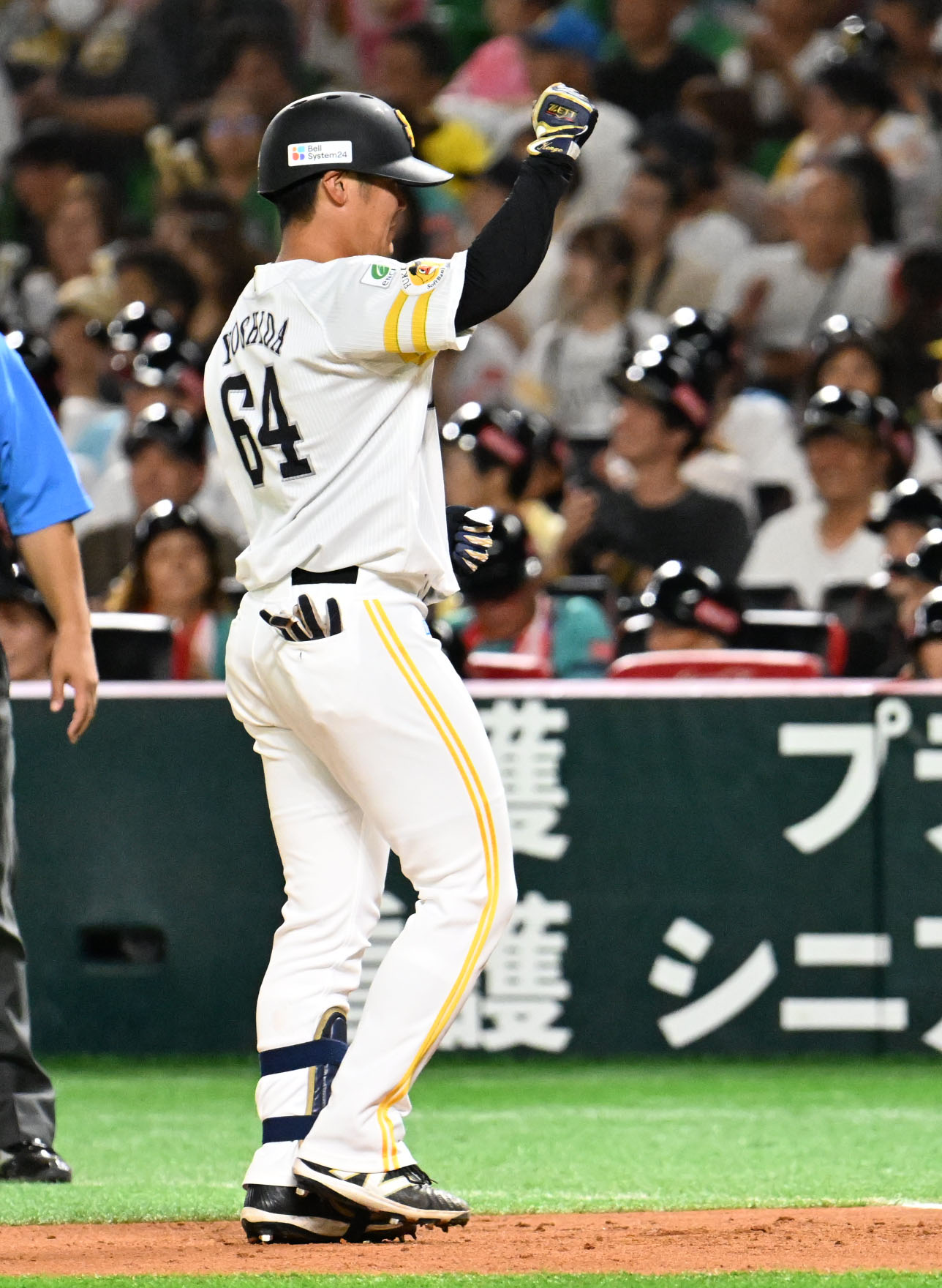 ソフトバンク対楽天　6回裏ソフトバンク1死、吉田はプロ入り初安打を放つ（撮影・林敢治）