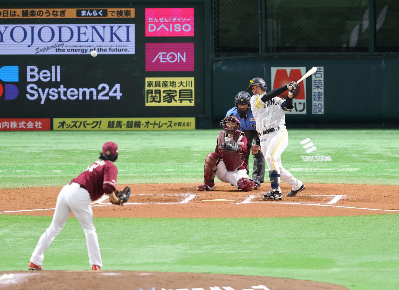 ソフトバンク対楽天　6回裏ソフトバンク1死、吉田は中前安打を放つ（撮影・鬼束羽瑠菜）