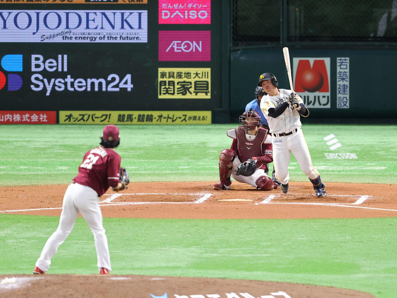 ソフトバンク対楽天　6回裏ソフトバンク1死、吉田は中前安打を放つ（撮影・鬼束羽瑠菜）
