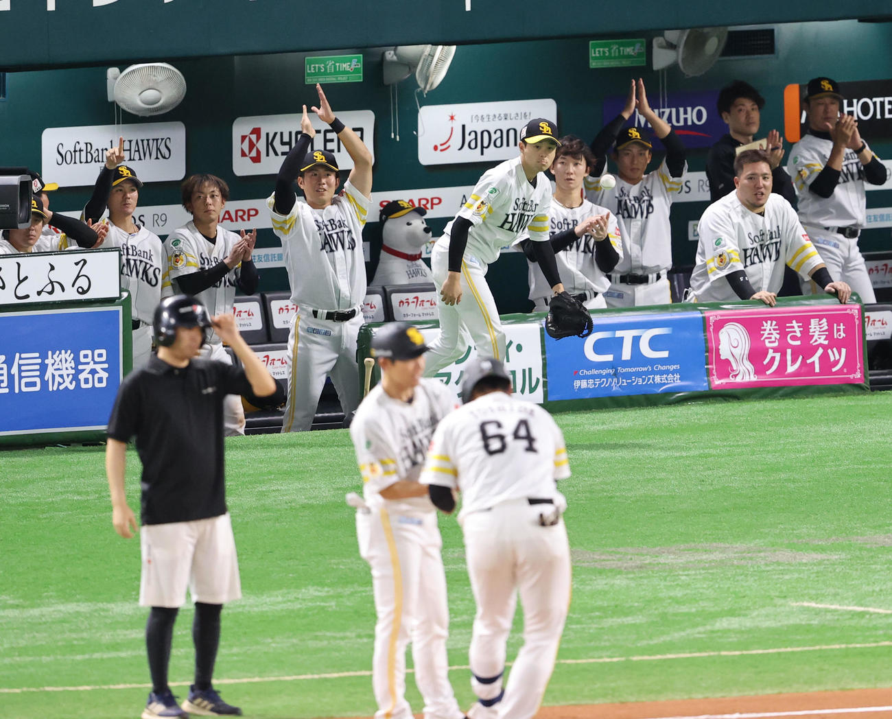 ソフトバンク対楽天　6回裏ソフトバンク1死、吉田の中前安打で盛り上がるナイン、記念球は川瀬晃のもとへ（撮影・鬼束羽瑠菜）