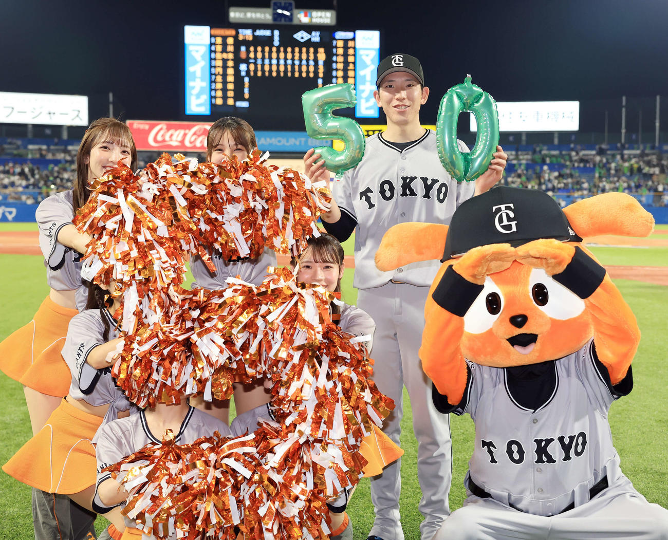 ヤクルト対巨人　プロ通算50勝を挙げた巨人戸郷はヴィーナスとジャビットと「50」で笑顔（撮影・浅見桂子）