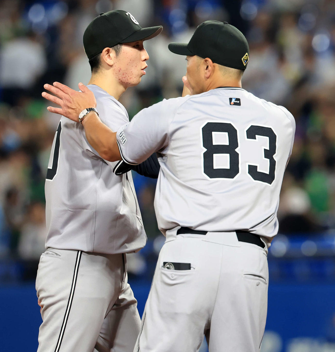 ヤクルト対巨人　プロ通算50勝を挙げた巨人戸郷（左）は阿部監督とハイタッチ（撮影・浅見桂子）