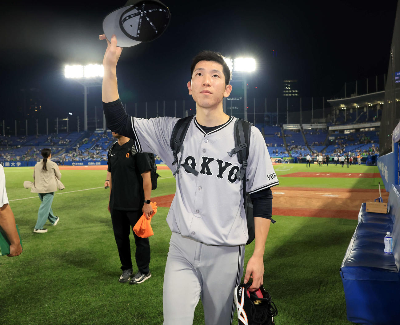 ヤクルト対巨人　プロ通算50勝を挙げた巨人戸郷はスタンドに帽子をとりあいさつ（撮影・浅見桂子）