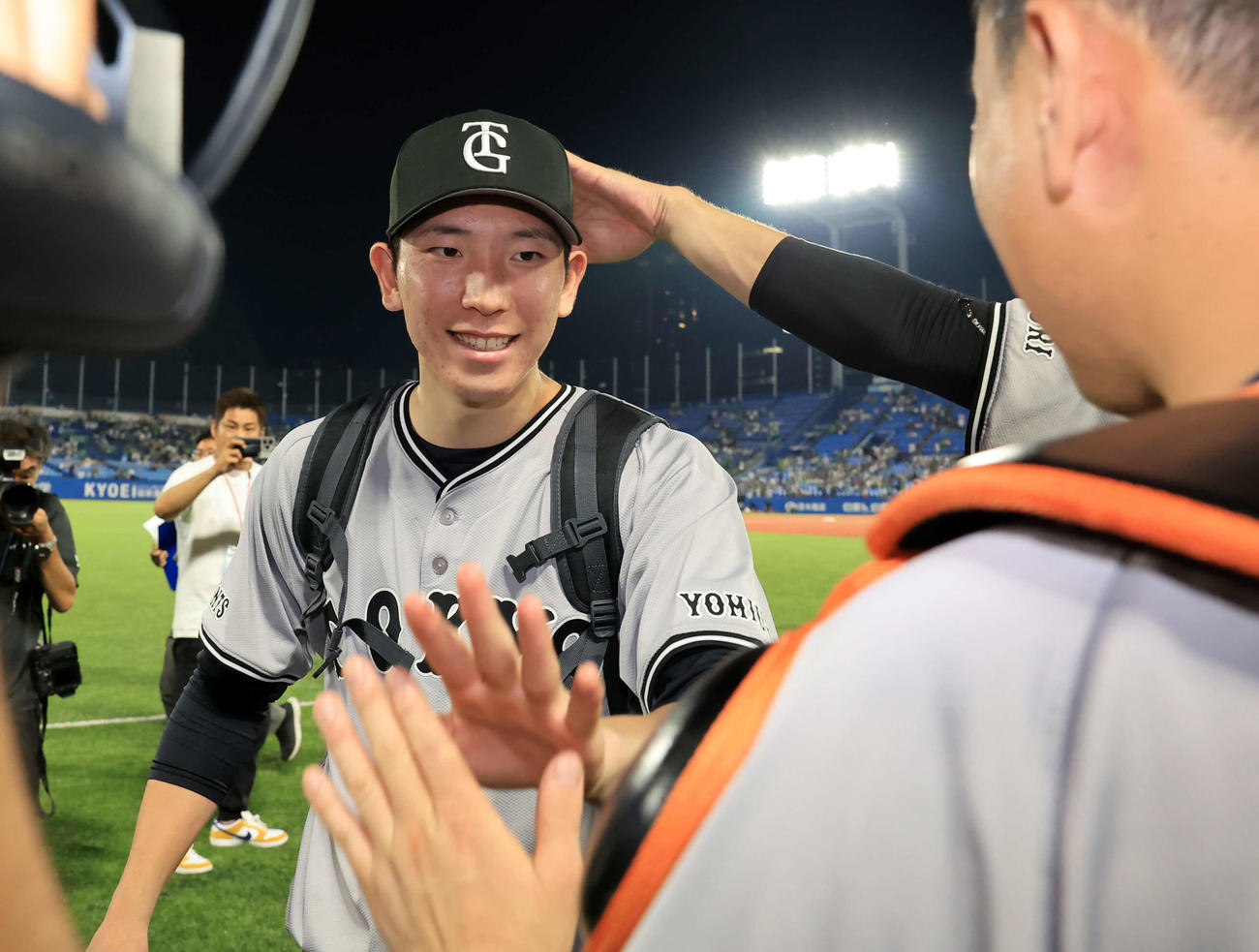 ヤクルト対巨人　プロ通算50勝を挙げた巨人戸郷はブルペン陣から祝福される（撮影・浅見桂子）