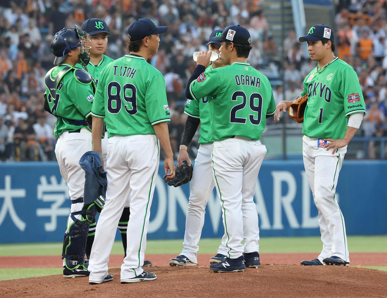 ヤクルト対巨人　1回、先発小川のもとに集まるヤクルト内野陣（撮影・丹羽敏通）