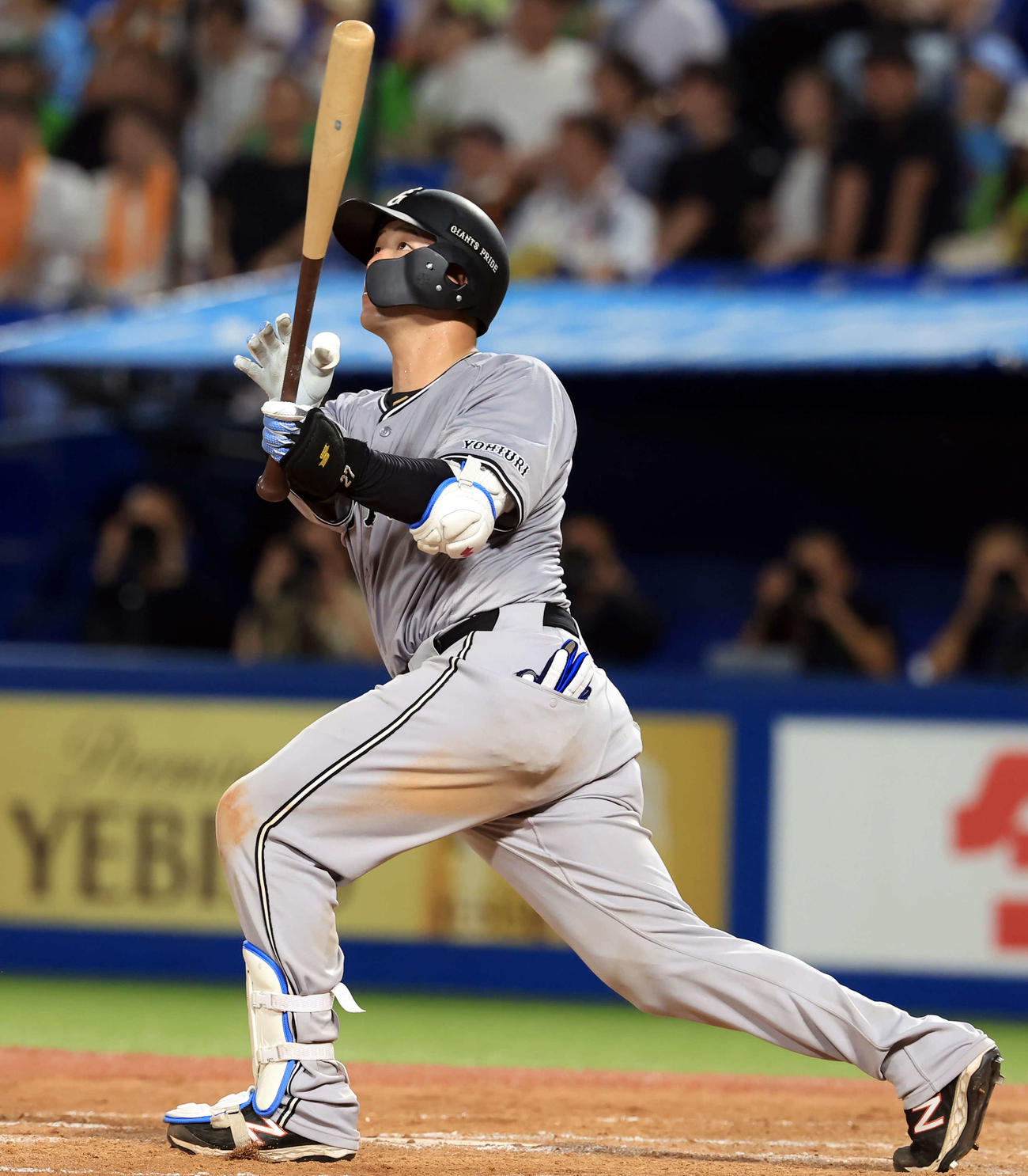 ヤクルト対巨人　9回表巨人2死一、二塁、岸田は3点本塁打を放つ（撮影・浅見桂子）
