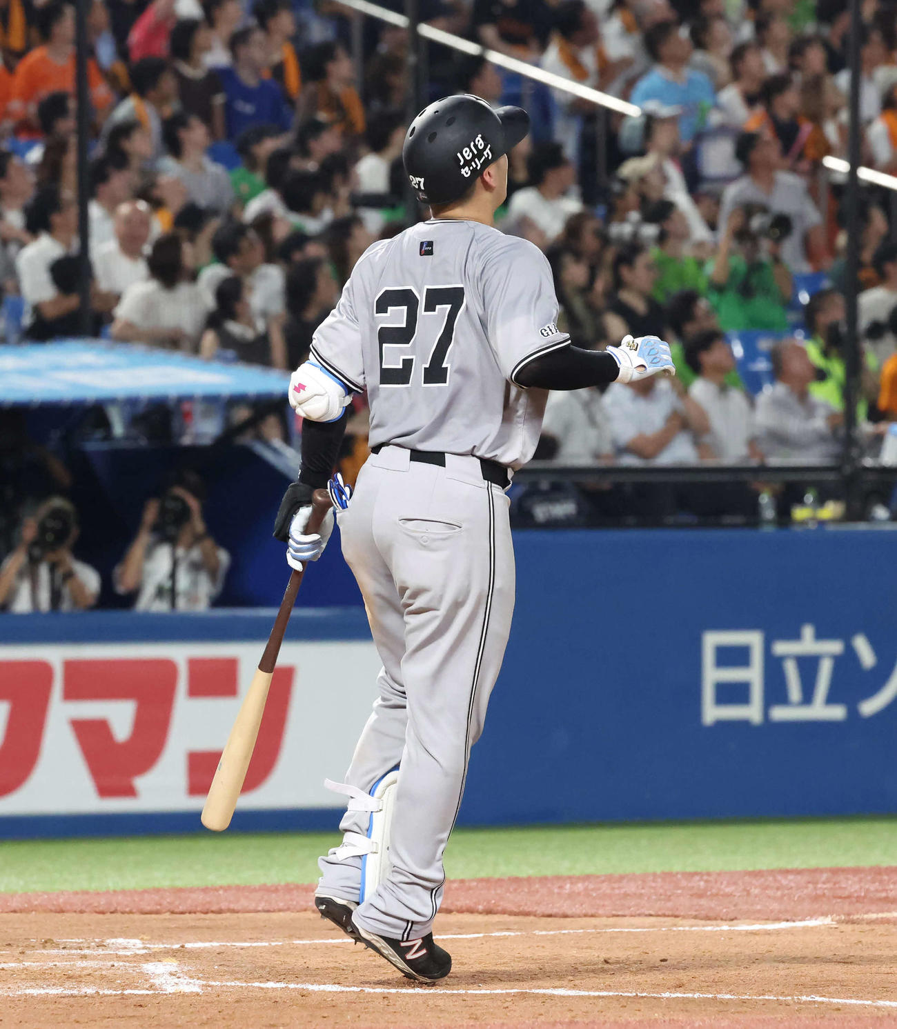 ヤクルト対巨人　9回表巨人2死一、二塁、岸田は左越えに3点本塁打を放ち打球を見つめる（撮影・丹羽敏通）
