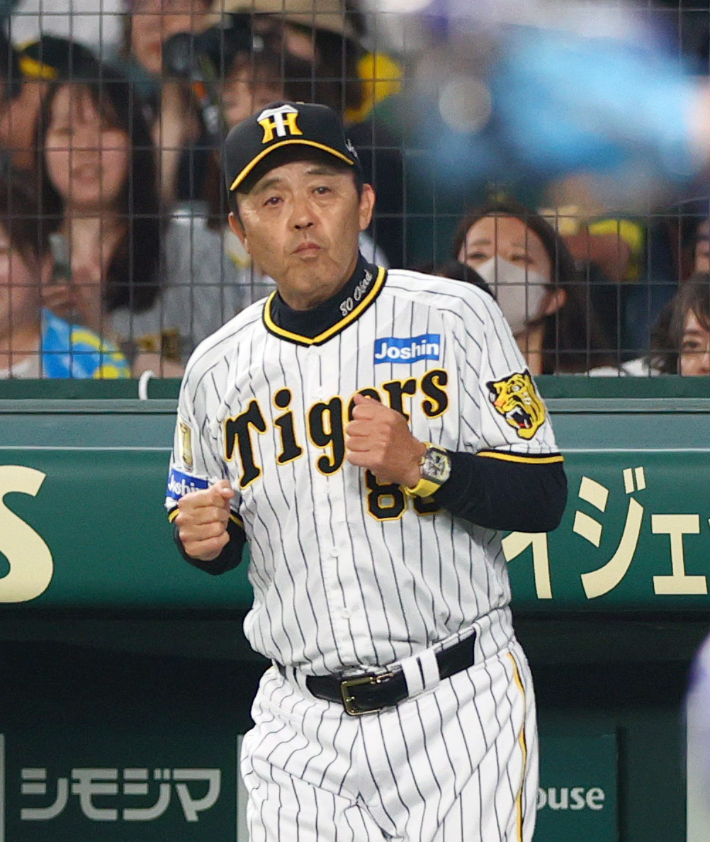 阪神対DeNA 9回裏阪神2死一塁、岡田監督は代走に熊谷を送る（撮影・上山淳一）