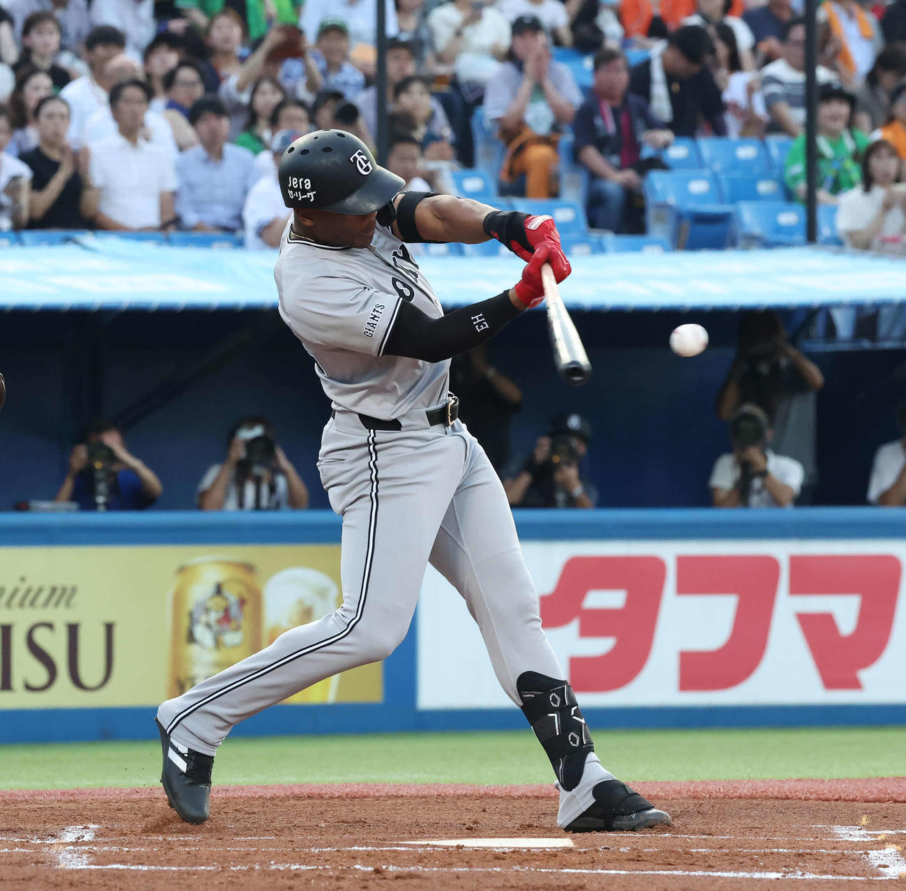 ヤクルト対巨人　1回表巨人無死一、三塁、ヘルナンデスは中前適時打を放つ（撮影・丹羽敏通）