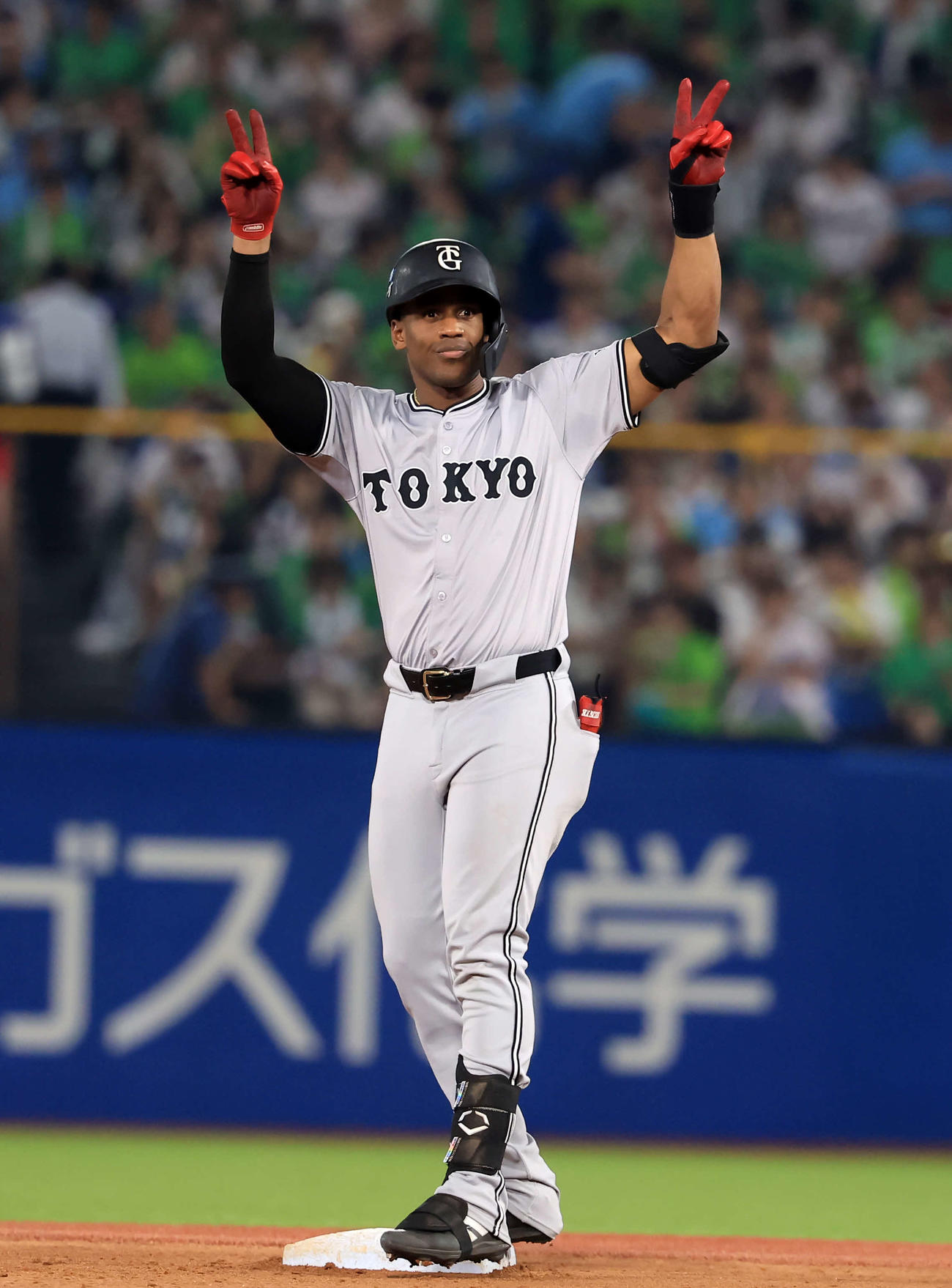ヤクルト対巨人　7回表巨人1死、ヘルナンデスは中越え二塁打を放ちポーズ（撮影・浅見桂子）
