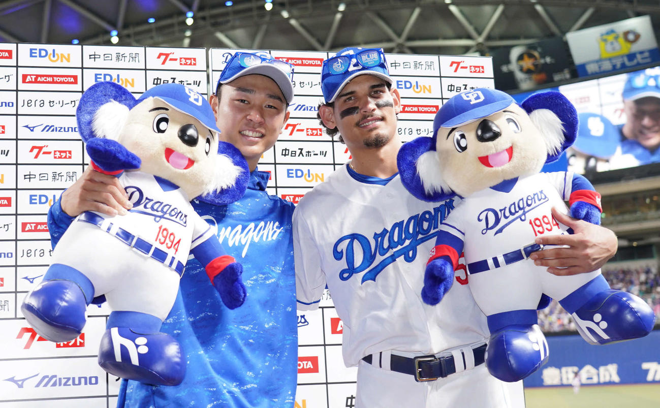 中日対広島　ヒーローインタビューを終えポーズを決める高橋宏（左）とロドリゲス（撮影・森本幸一）