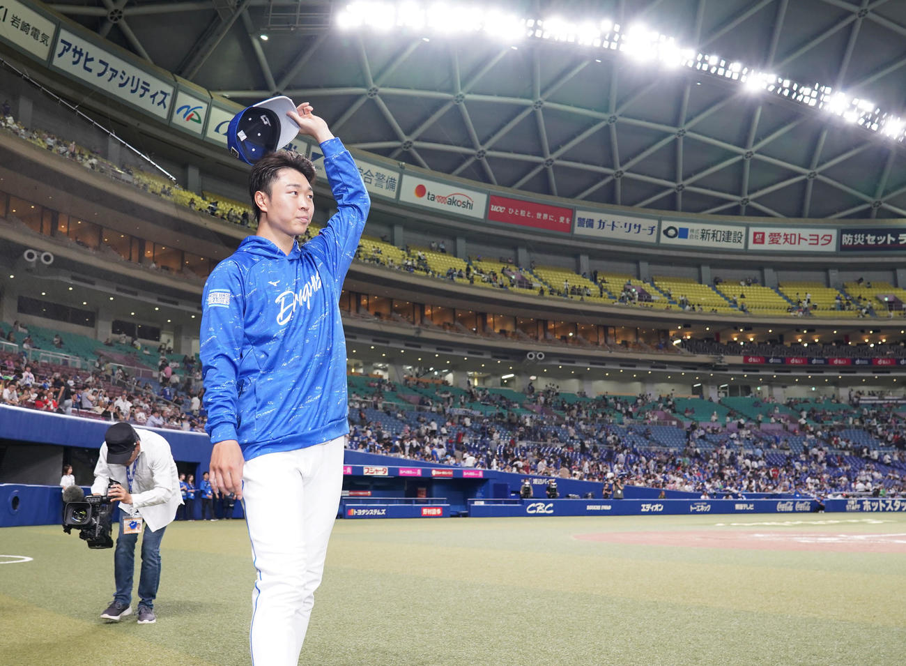 中日対広島　ファンの声援に応える高橋宏（撮影・森本幸一）