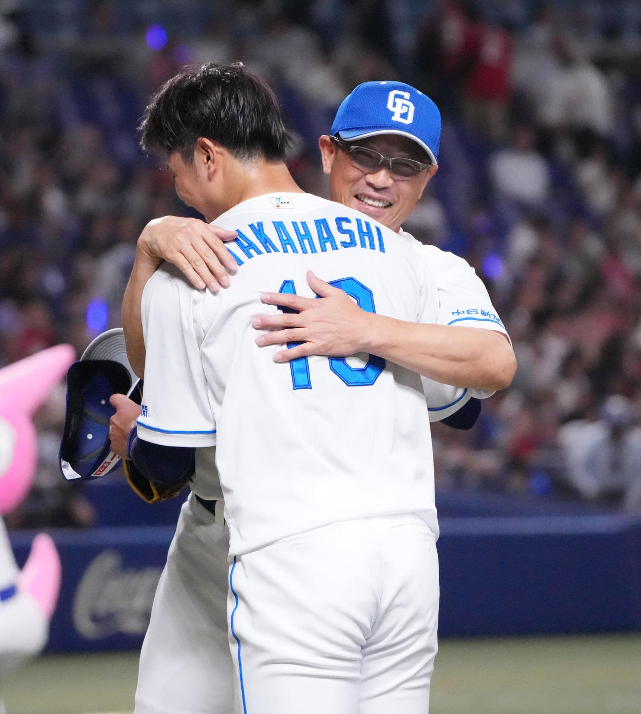 中日対広島　高橋宏をハグする大塚投手コーチ（右）（撮影・森本幸一）