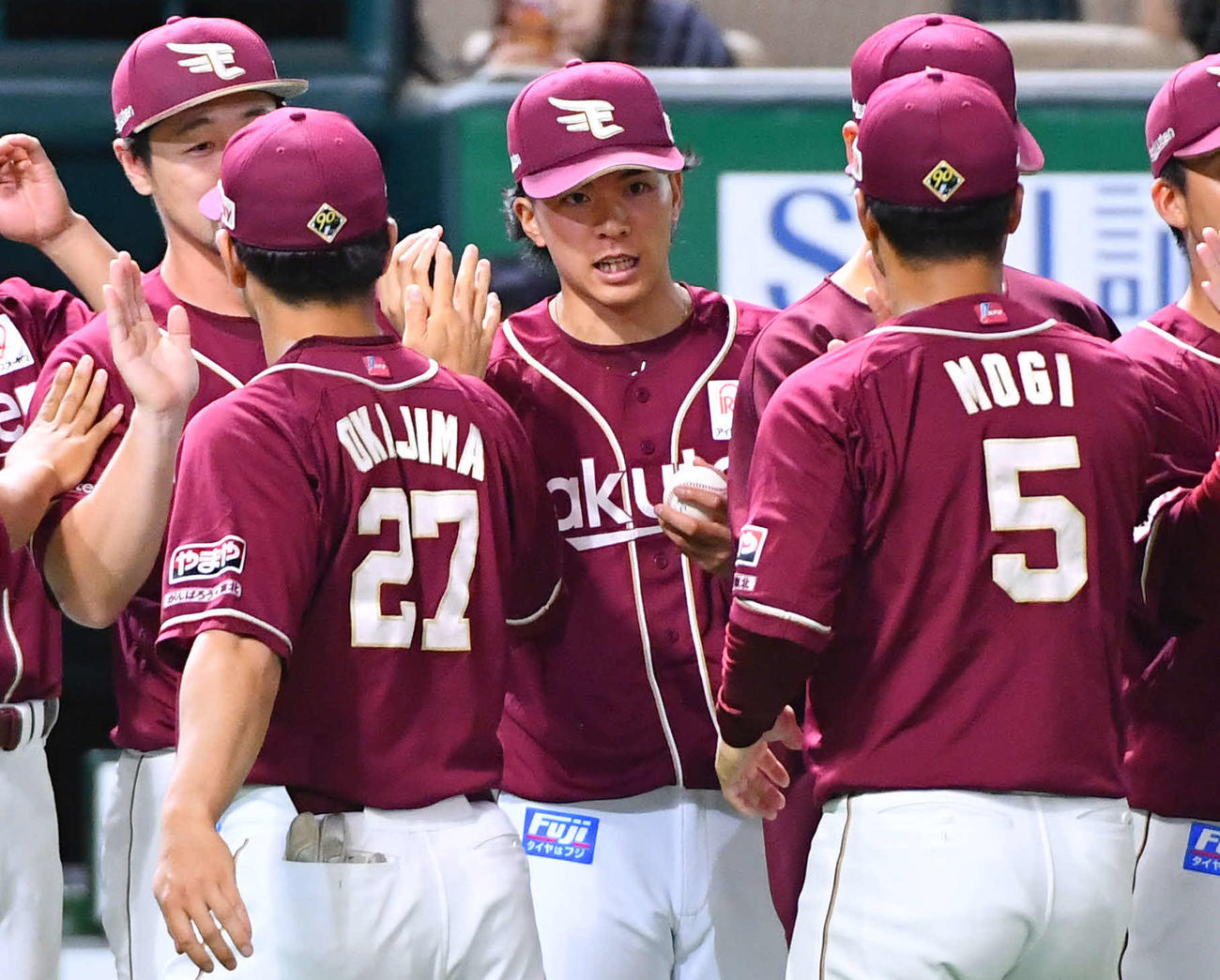 ソフトバンク対楽天　ソフトバンクに勝利し、ウイニングボールを手にナインとタッチを交わす早川（中央）（撮影・岩下翔太）