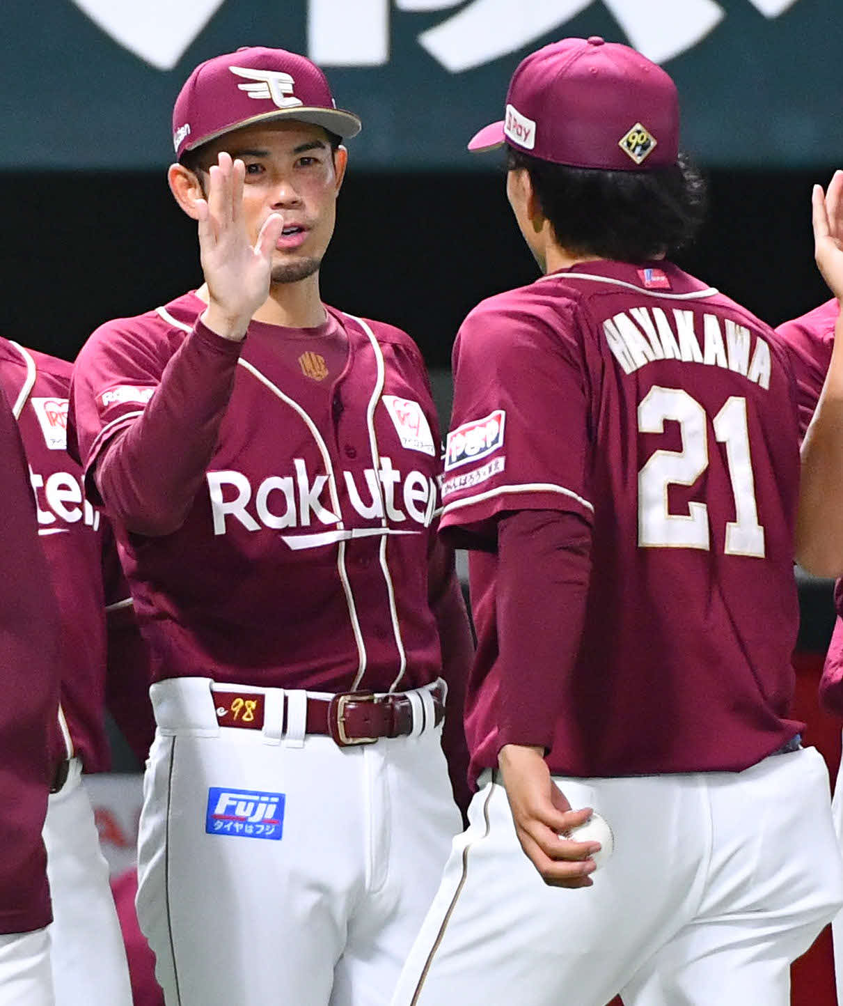 ソフトバンク対楽天　ソフトバンクに勝利し、早川（右）とタッチを交わす今江監督（撮影・岩下翔太）