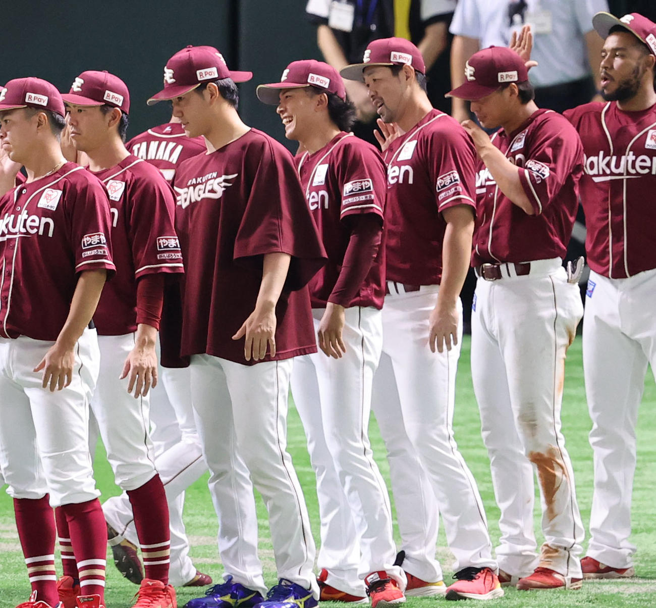 ソフトバンク対楽天　勝利投手になり笑顔を見せる早川(中央）（撮影・鬼束羽瑠菜）