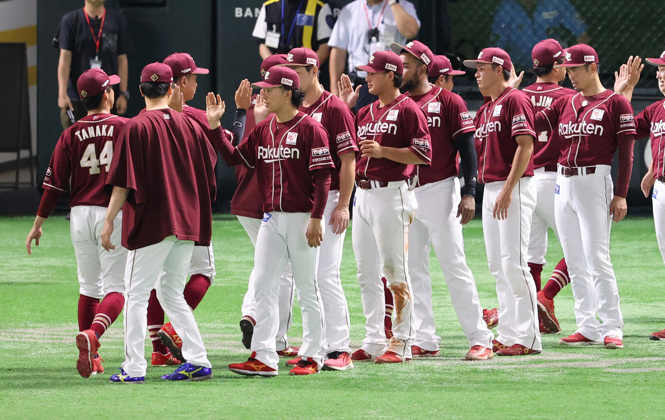 ソフトバンク対楽天　勝利投手となった早川はナインとハイタッチを交わす（撮影・鬼束羽瑠菜）