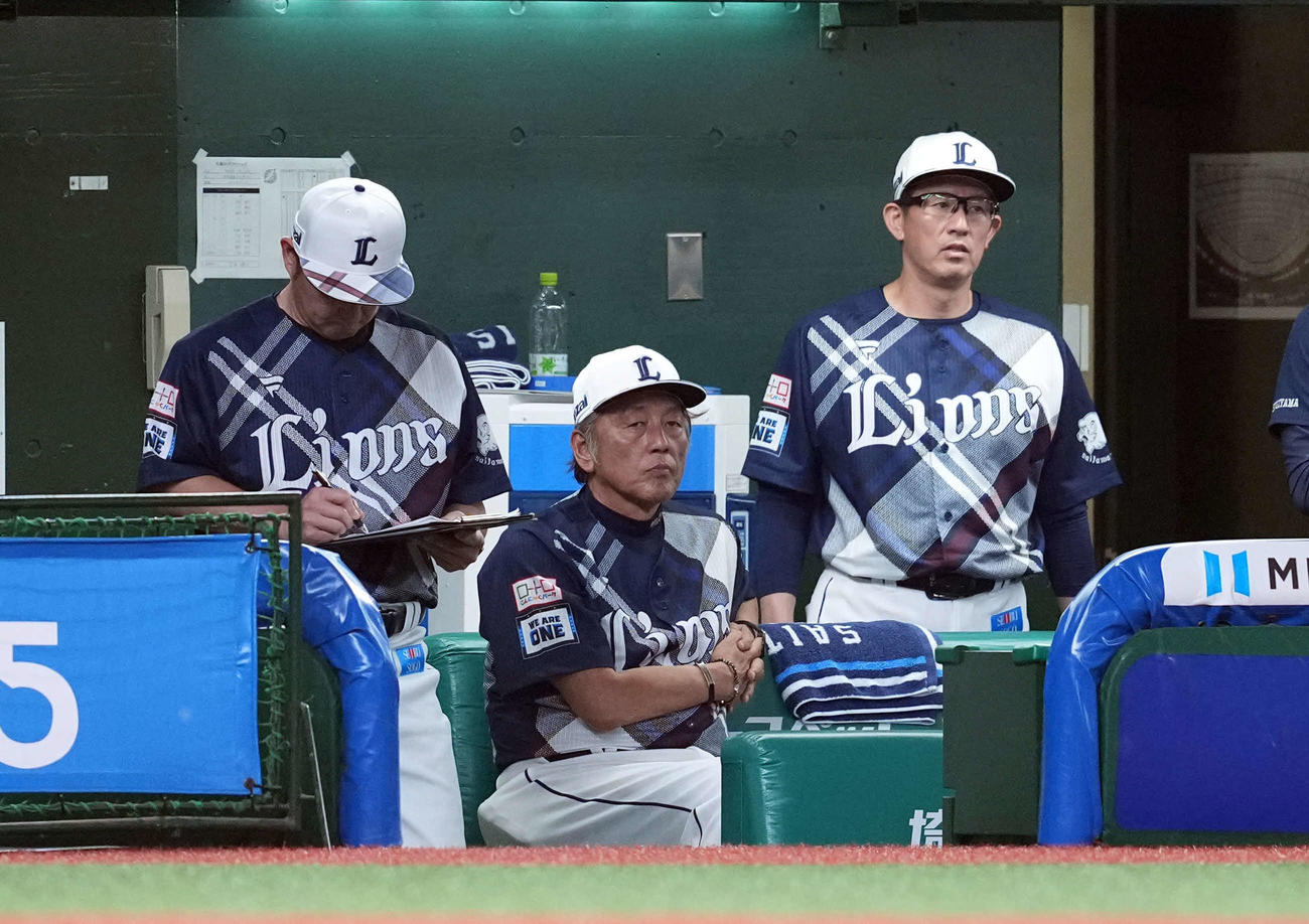 西武対ロッテ　ベンチで厳しい表情の西武渡辺GM兼監督代行（撮影・たえ見朱実）