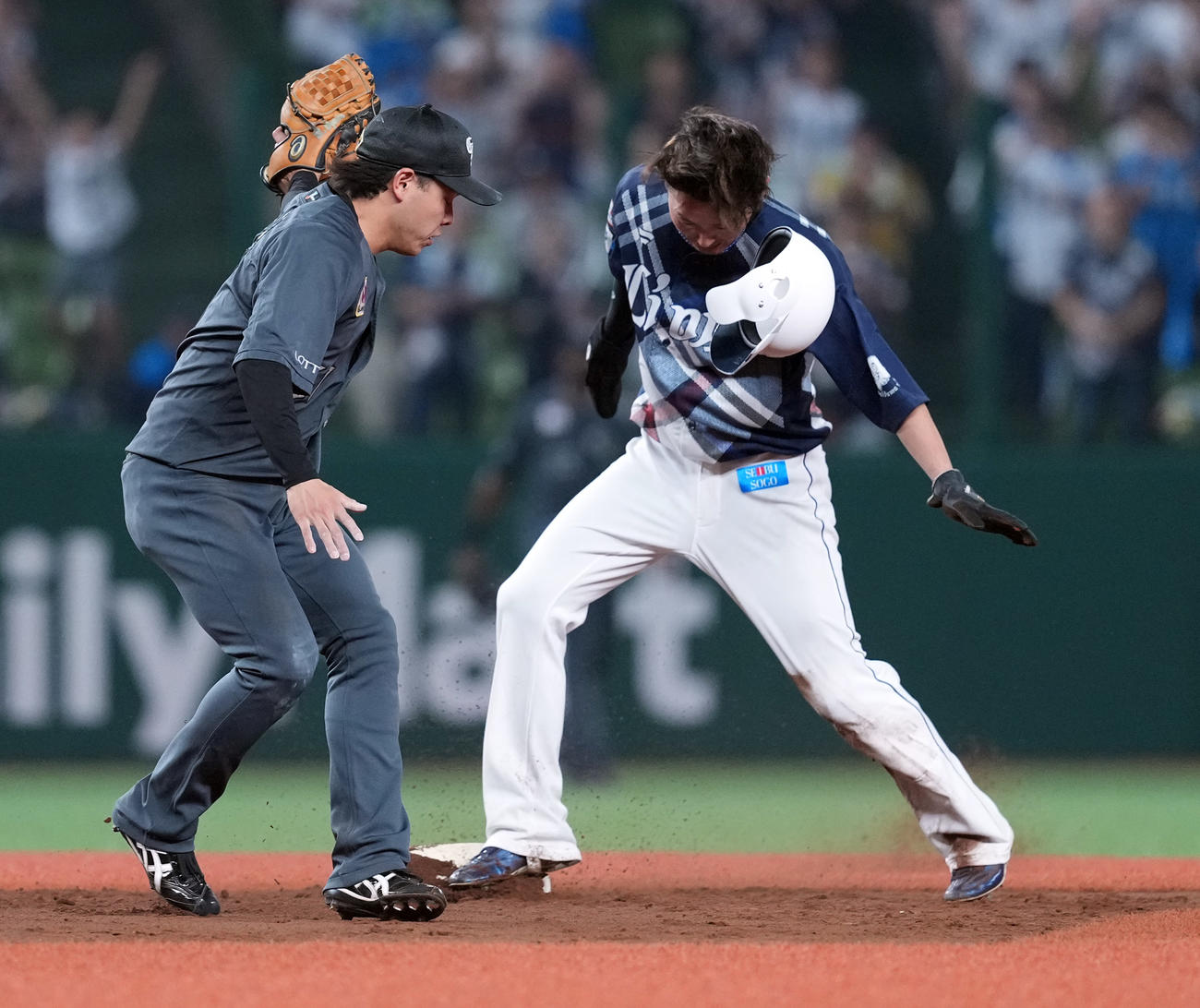 西武対ロッテ　3回裏西武2死一塁、二盗を決める一走源田（撮影・たえ見朱実）