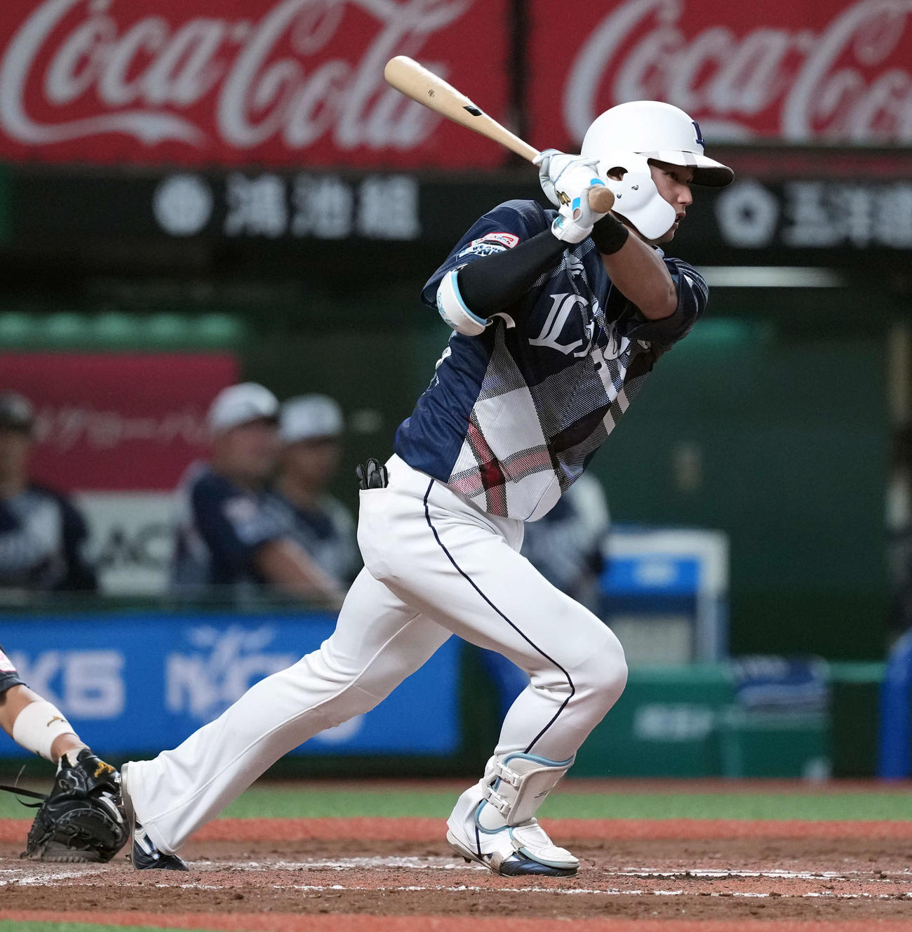 西武対ロッテ　7回裏西武無死一、二塁、右前に適時打を放つ西川（撮影・たえ見朱実）