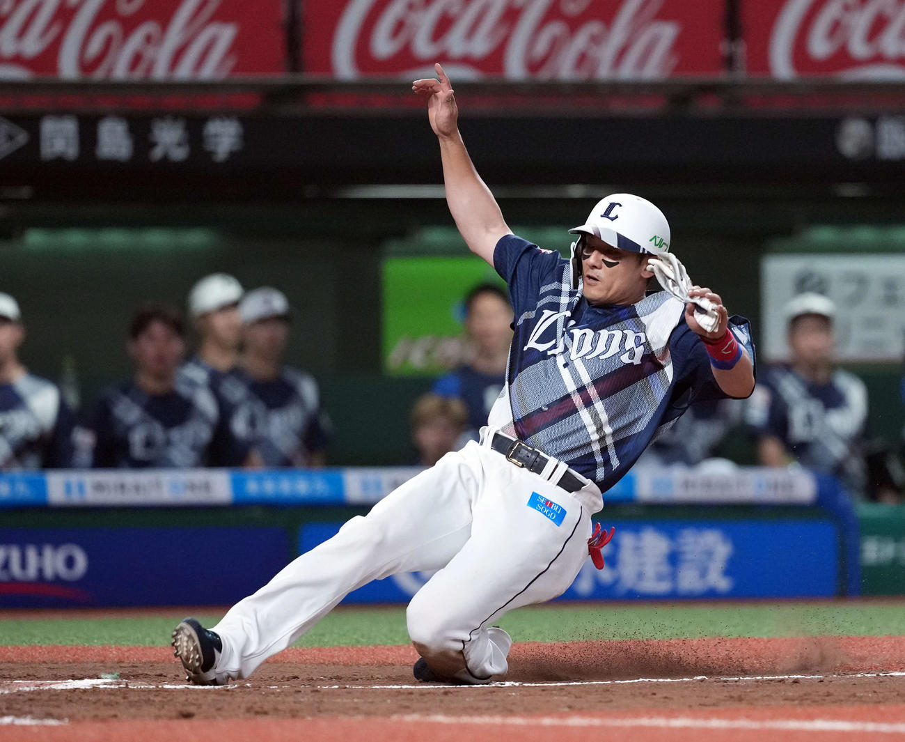 西武対ロッテ　7回裏西武無死一、二塁、西川の右前打で生還する二走栗山（撮影・たえ見朱実）