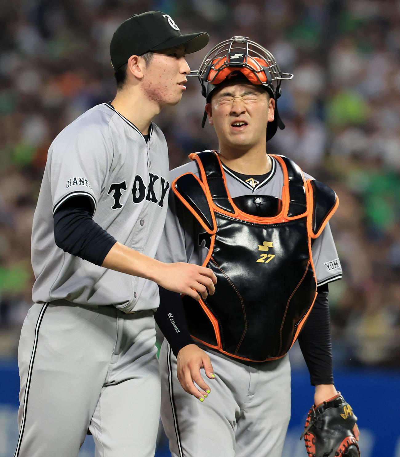 ヤクルト対巨人　3回裏ヤクルト2死一塁、村上を遊ゴロに仕留めた戸郷（左）は岸田と話す（撮影・浅見桂子）