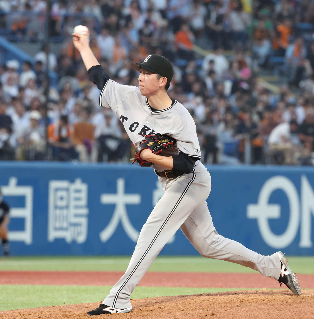 ヤクルト対巨人　力投する巨人先発戸郷（撮影・丹羽敏通）