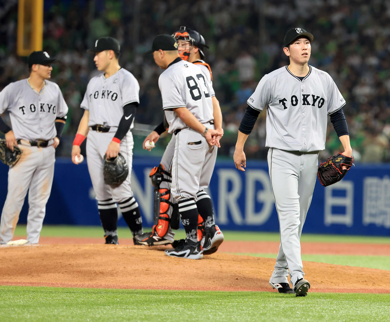 ヤクルト対巨人　7回裏1死一、二塁、打者西川の前で阿部監督（後方）から降板を告げられ引き揚げる戸郷（右）（撮影・浅見桂子）