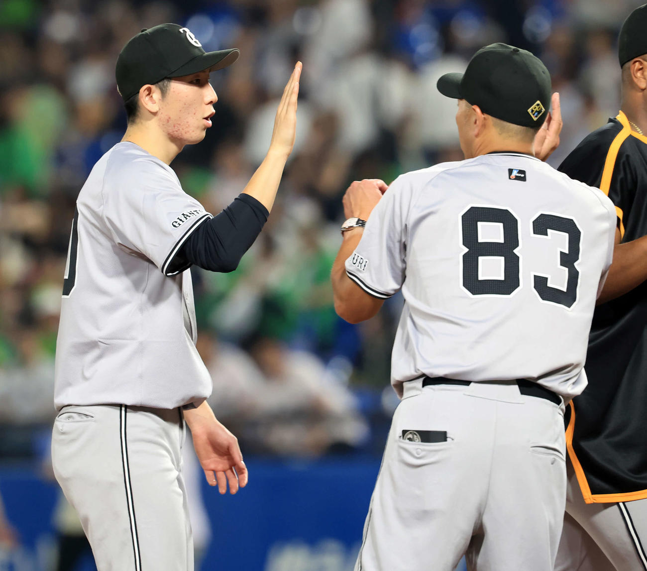 ヤクルト対巨人　プロ通算50勝を挙げた巨人戸郷（左）は阿部監督とハイタッチ（撮影・浅見桂子）
