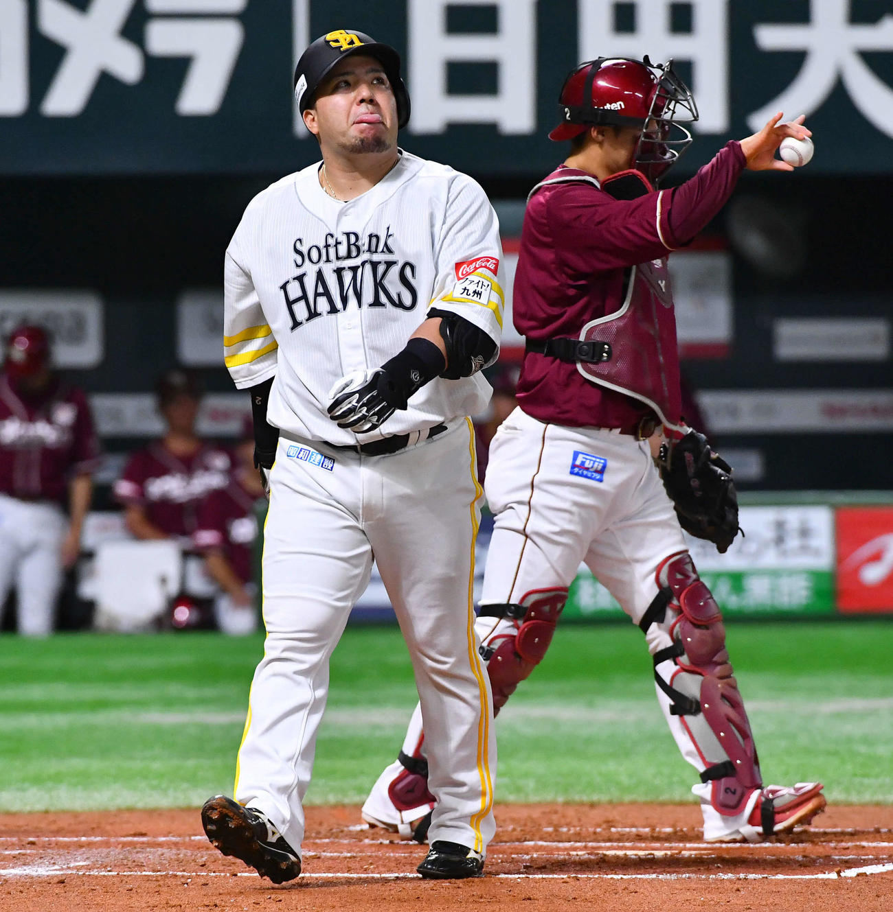 ソフトバンク対楽天　1回裏ソフトバンク1死二、三塁、好機で空振り三振に倒れ、悔しそうに舌を出す山川（撮影・岩下翔太）