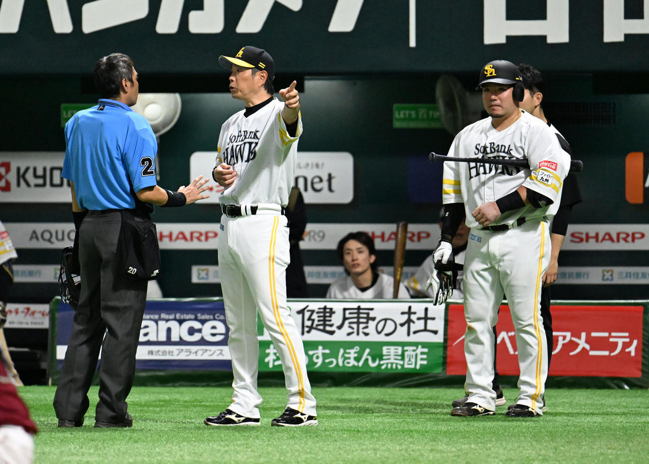 ソフトバンク対楽天　8回裏ソフトバンク無死、白井球審（左）と話す小久保監督（中央）（撮影・林敢治）