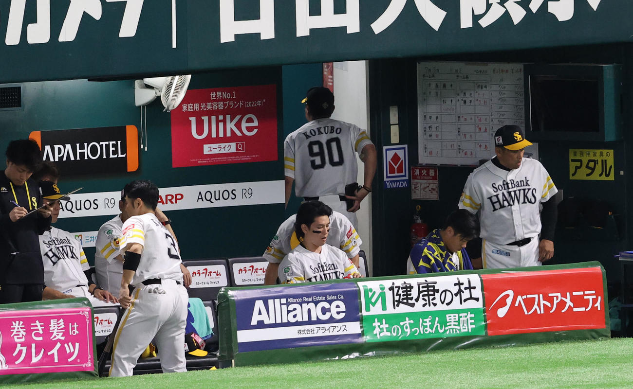 ソフトバンク対楽天　連敗しベンチ裏に引きあげる小久保監督（撮影・鬼束羽瑠菜）