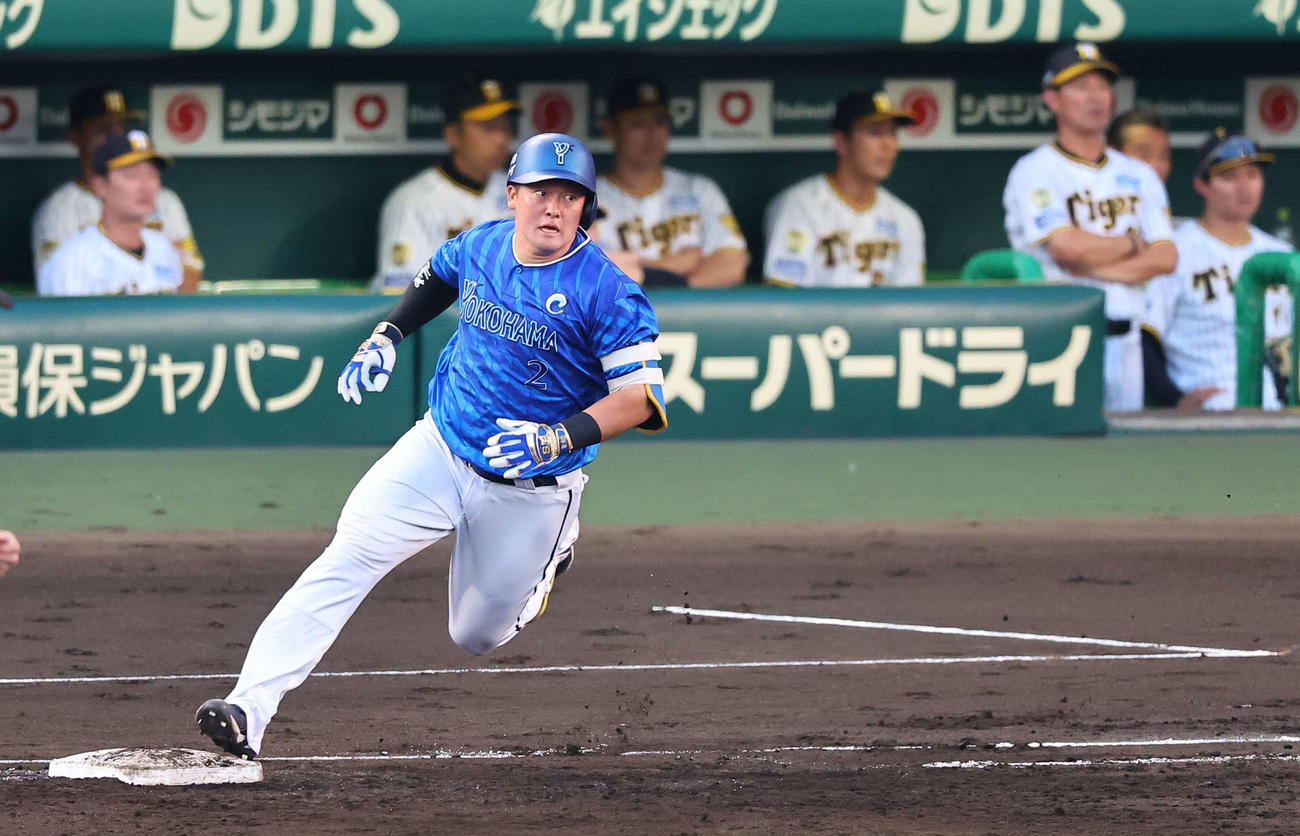 阪神対DeNA 3回表DeNA2死三塁、牧は先制適時二塁打を放つ（撮影・上田博志）